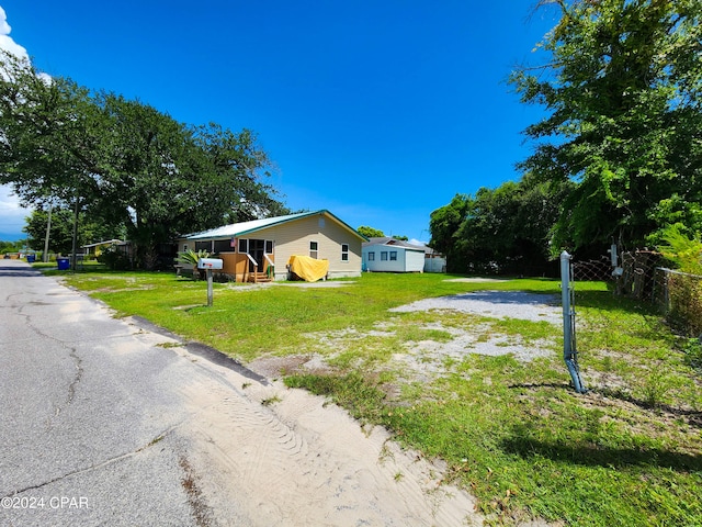 view of front facade with a front lawn