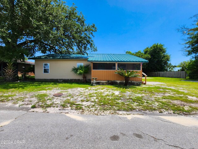 view of front facade featuring a front yard