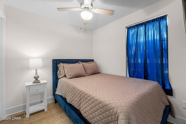 bedroom with ceiling fan