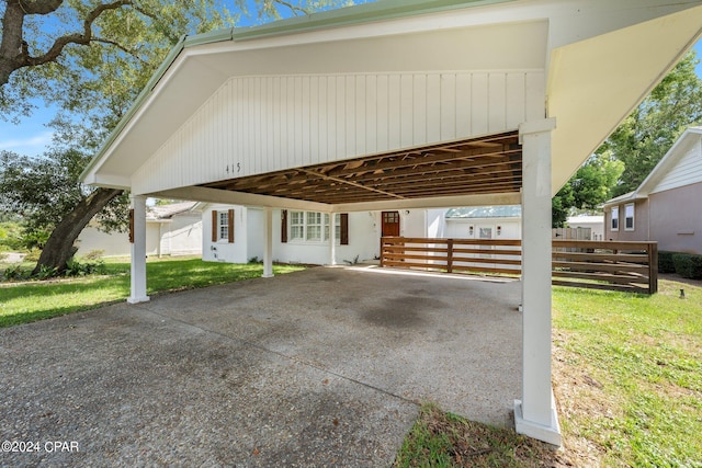 view of front facade featuring a carport and a front lawn