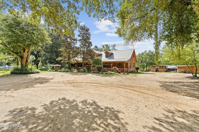 view of yard with a jacuzzi