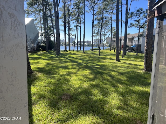 view of yard featuring a water view