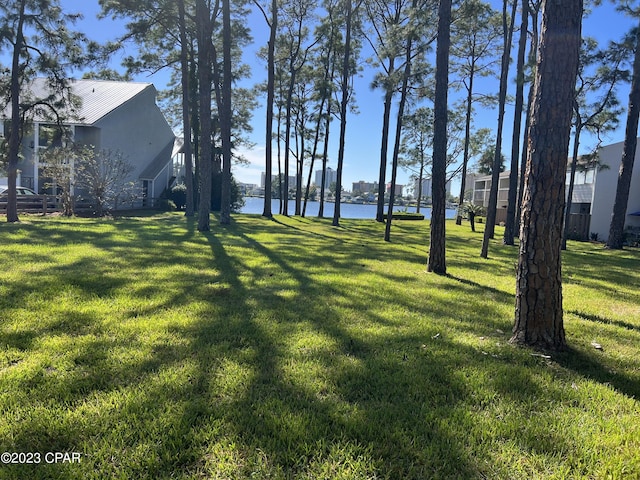 view of yard featuring a water view