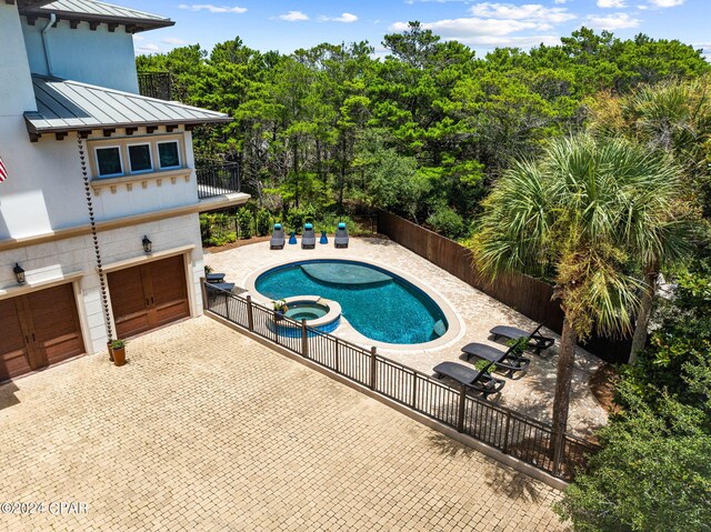 view of pool featuring an in ground hot tub