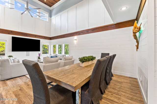 dining space with a wealth of natural light, light hardwood / wood-style floors, and ceiling fan