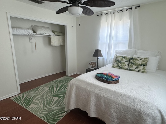 bedroom featuring dark wood-type flooring, ceiling fan, and a closet