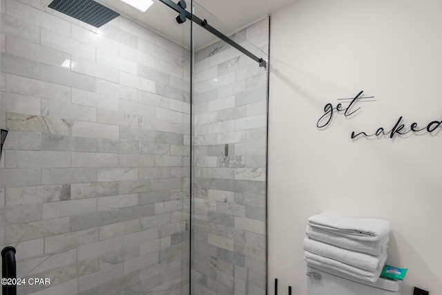 bathroom featuring a tile shower