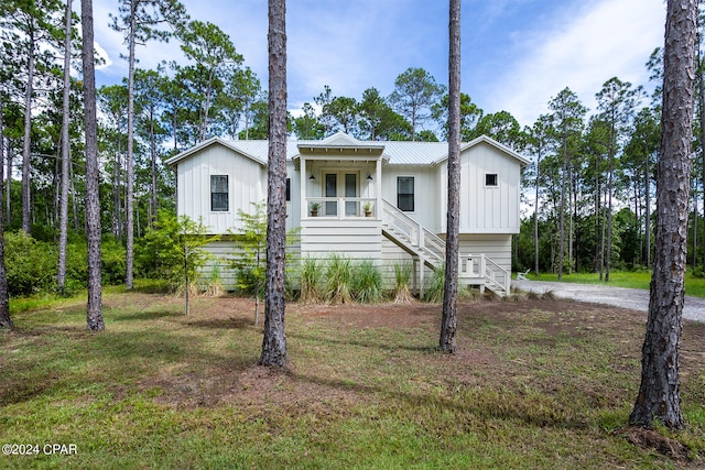 view of front of house featuring a porch and a front lawn