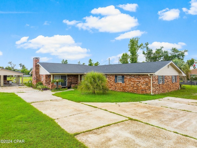 view of front of home featuring a front yard and a carport