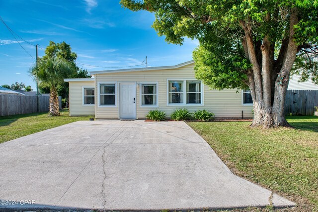 ranch-style home with a front lawn