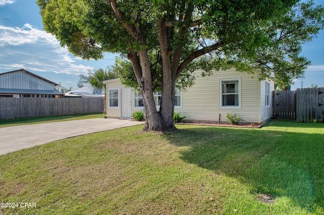 view of front of home featuring a patio and a front lawn