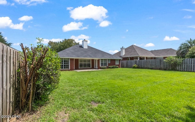 view of yard featuring a patio