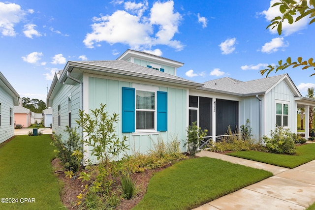 view of front of property featuring a front lawn