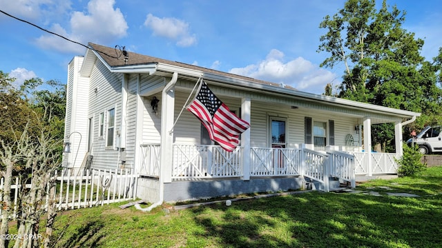 view of front of home featuring a front lawn and a porch