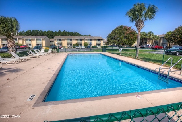 view of swimming pool