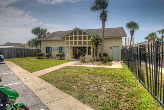 view of front of property featuring a front lawn