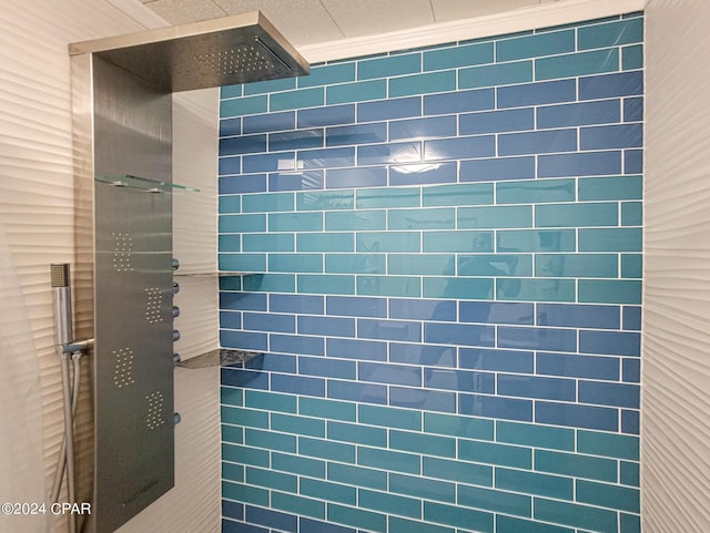 bathroom featuring a tile shower