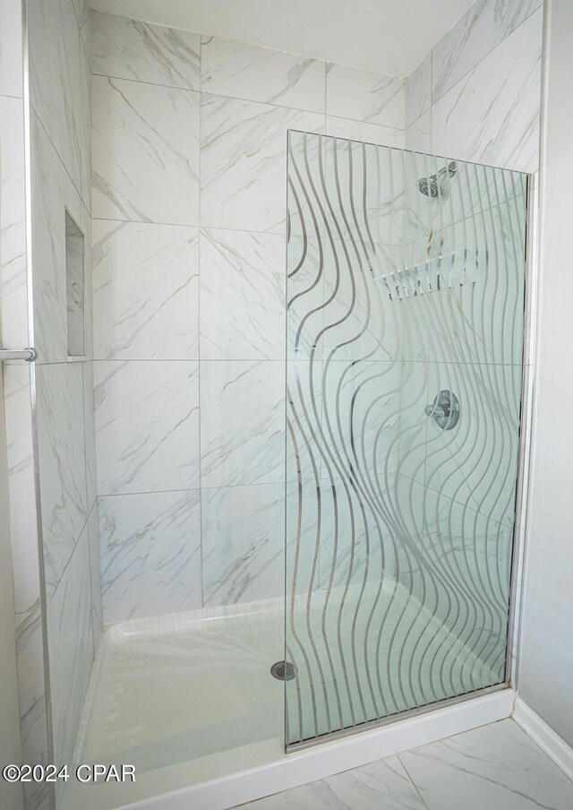 bathroom featuring tiled shower