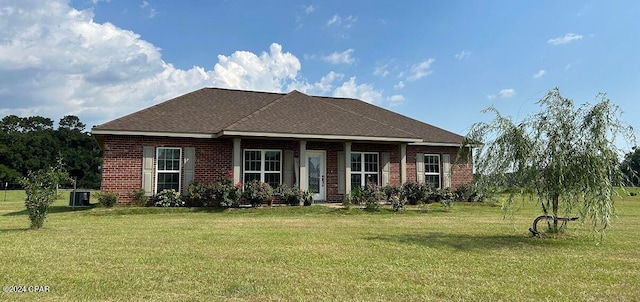 view of front of home featuring a front lawn