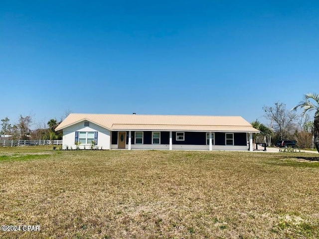 view of front of property featuring a front lawn