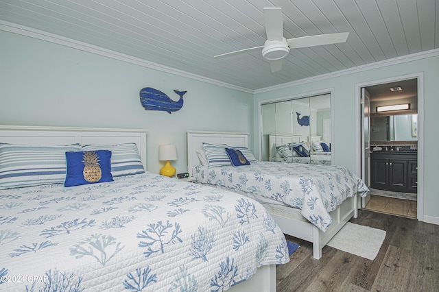 bedroom featuring dark wood-type flooring, ensuite bathroom, crown molding, a closet, and ceiling fan