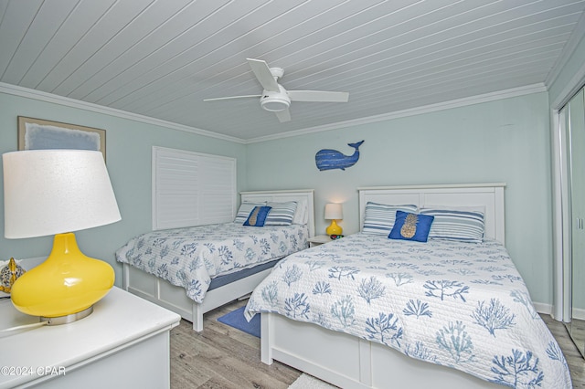 bedroom with ornamental molding, ceiling fan, and light wood-type flooring