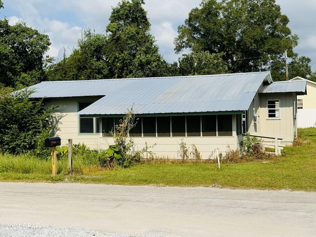 ranch-style house featuring a front lawn