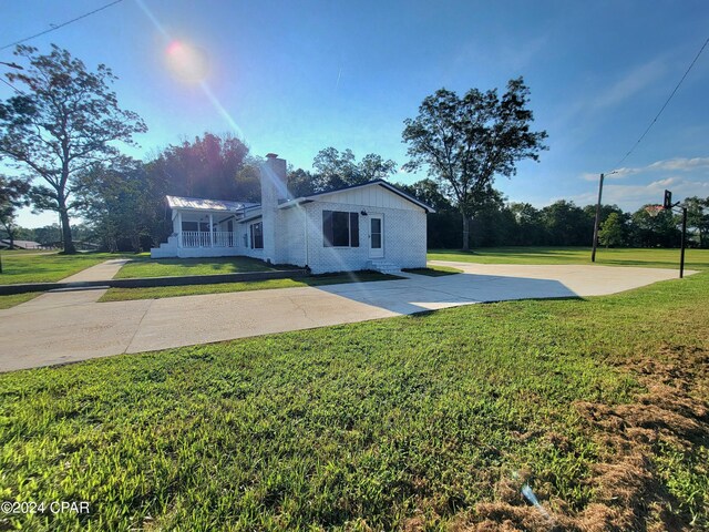 single story home with a front yard