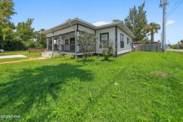 view of front of property featuring a front yard