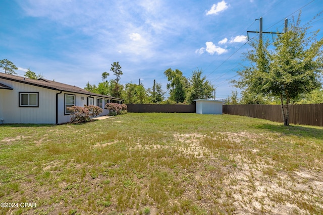 view of yard with a storage unit