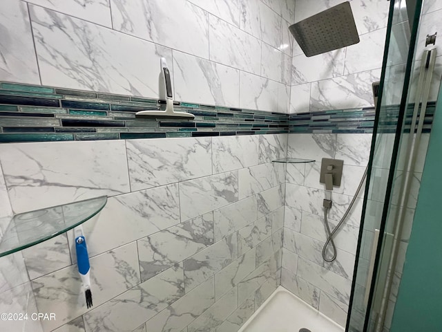 bathroom featuring tiled shower