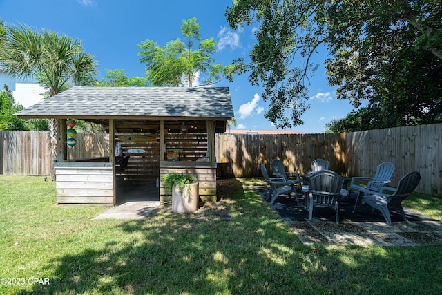 view of yard with an outbuilding