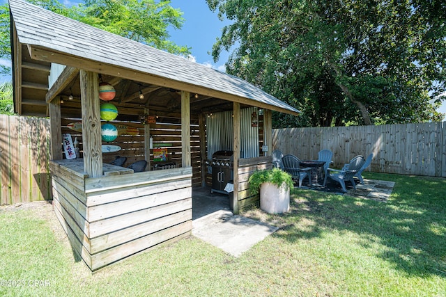 view of yard featuring an outdoor structure