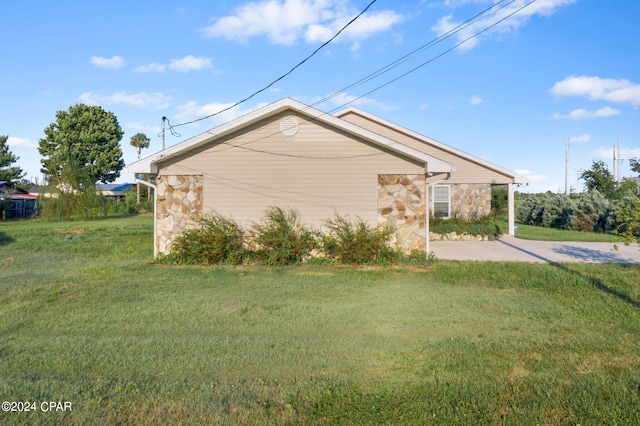 view of side of property featuring a lawn