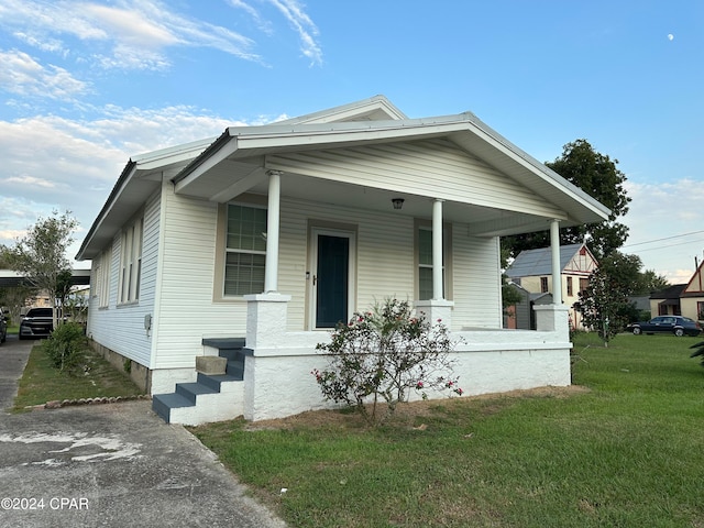 bungalow featuring a porch and a front yard