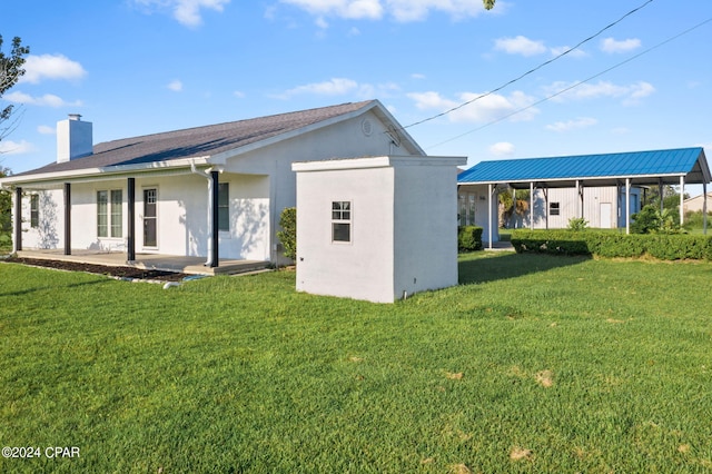 back of house featuring a lawn