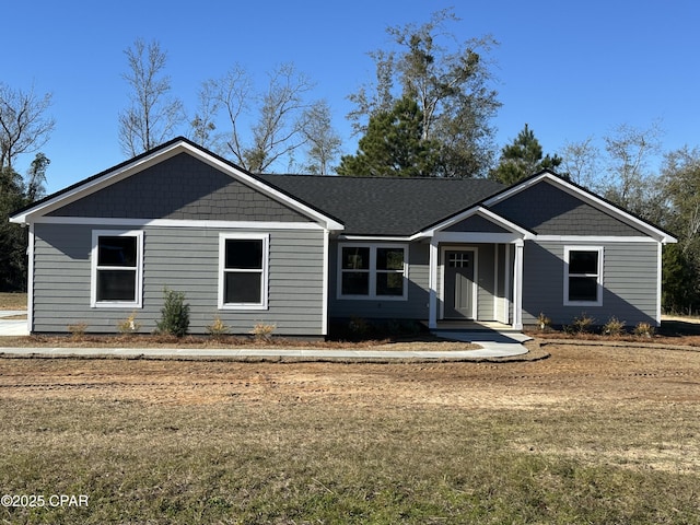 view of front of house featuring a front lawn