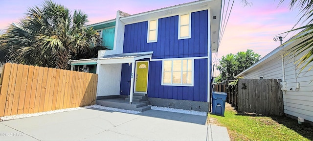 view of front of property featuring a patio area