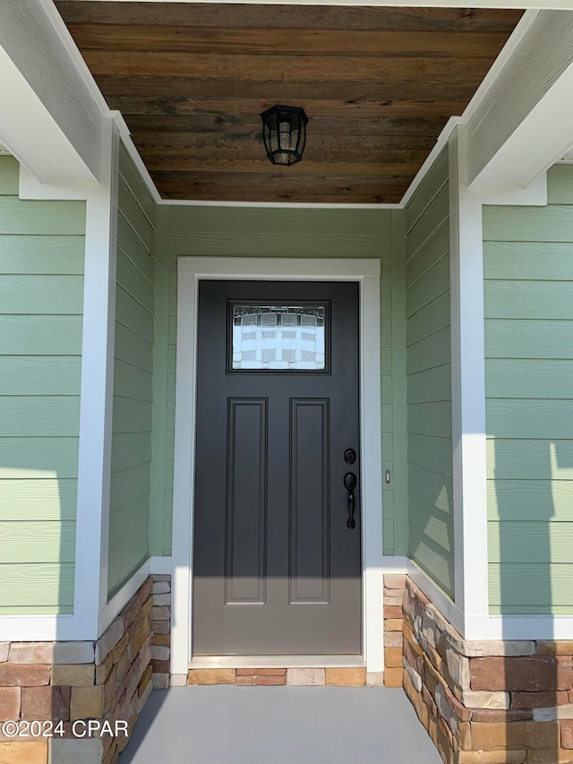 entrance to property featuring covered porch