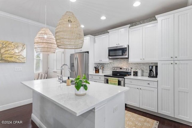 kitchen featuring dark wood-style floors, tasteful backsplash, appliances with stainless steel finishes, and a kitchen island with sink