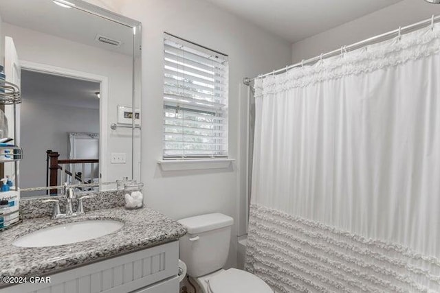 full bath featuring visible vents, toilet, vanity, and a shower with shower curtain