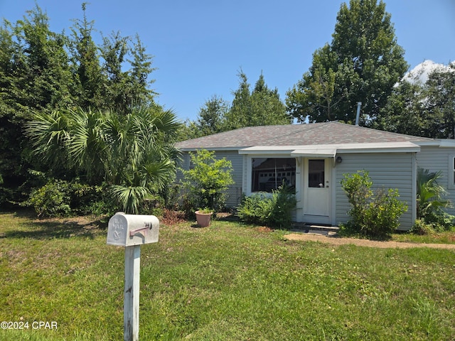 view of front of property featuring a front yard