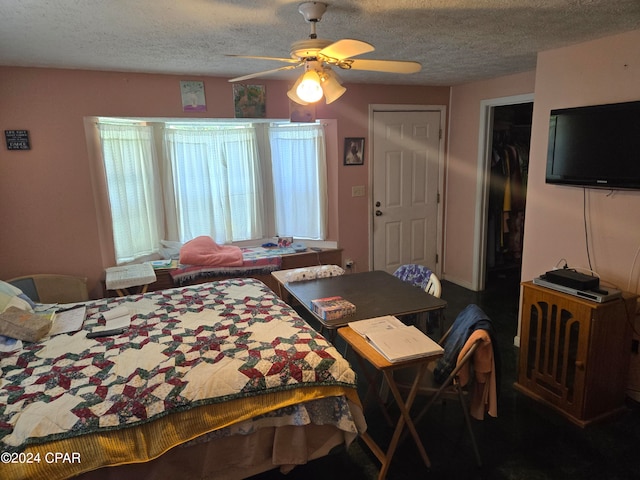 bedroom featuring ceiling fan and a textured ceiling