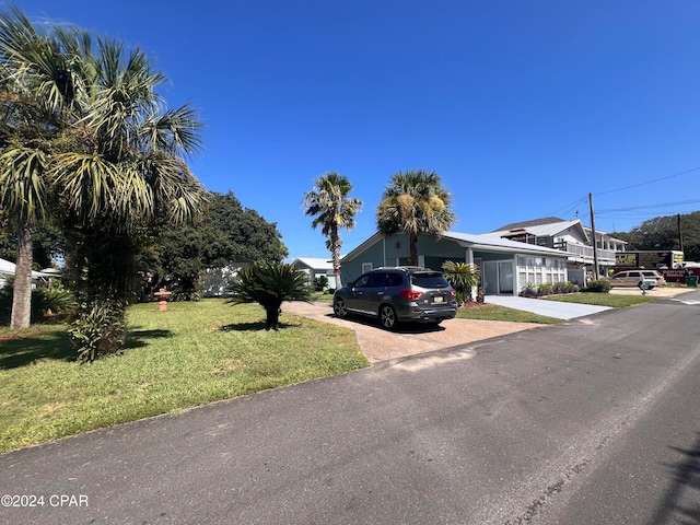 view of front facade featuring a front yard