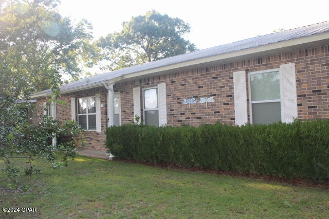 single story home with a front yard