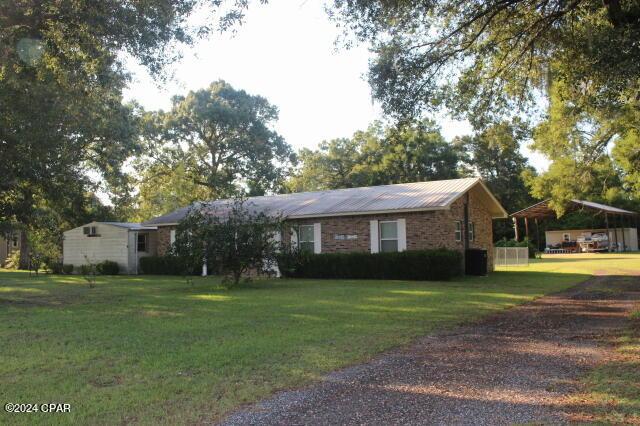 single story home with a front yard