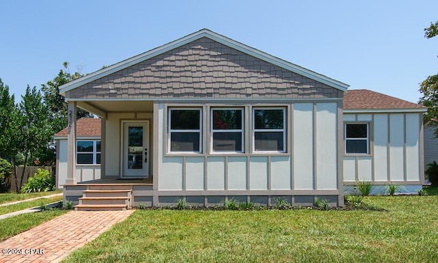 view of front of home featuring a front lawn