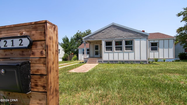 view of front of property featuring a front yard