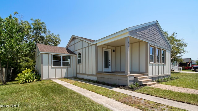 view of front of house with a front lawn and covered porch