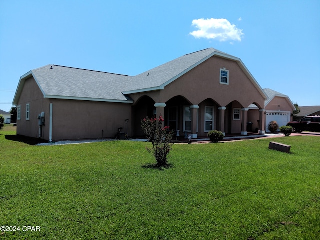 ranch-style home with a front lawn